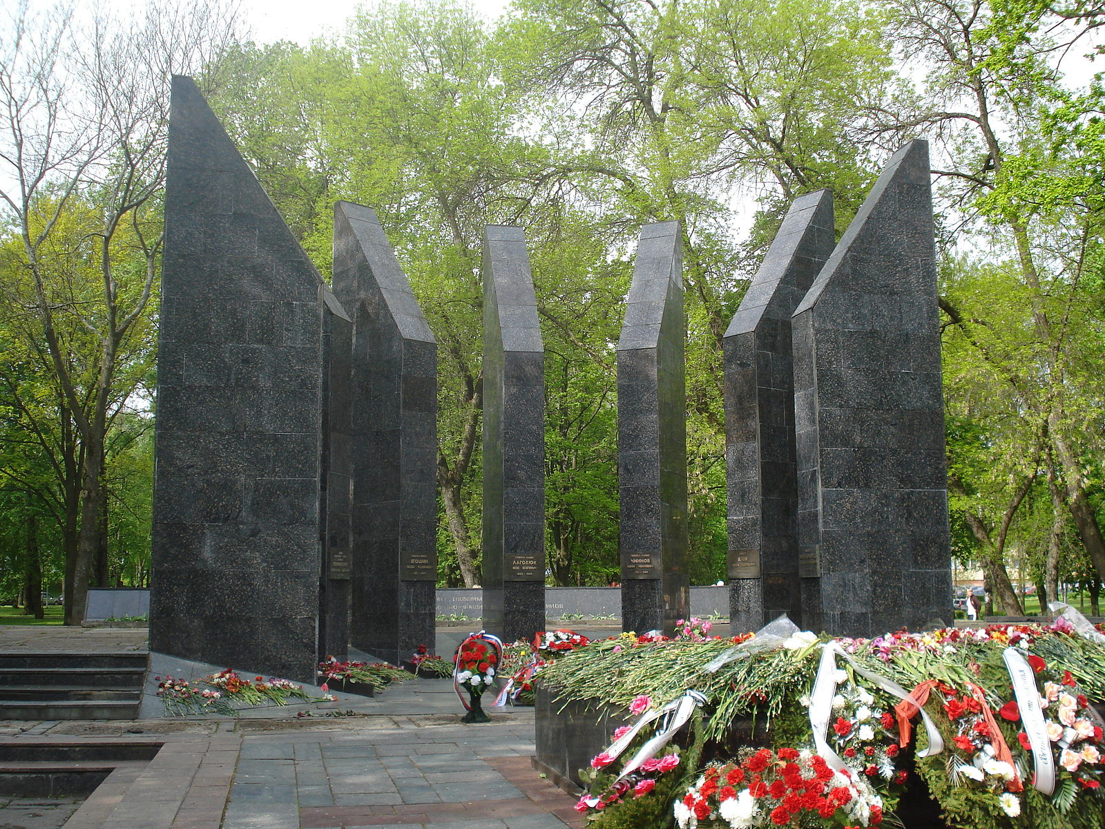 Image: Memorial to the Soviet Soldiers in Daugavpils by Alma Pater, 23 May 2008 // CC BY-SA 3.0 DEED