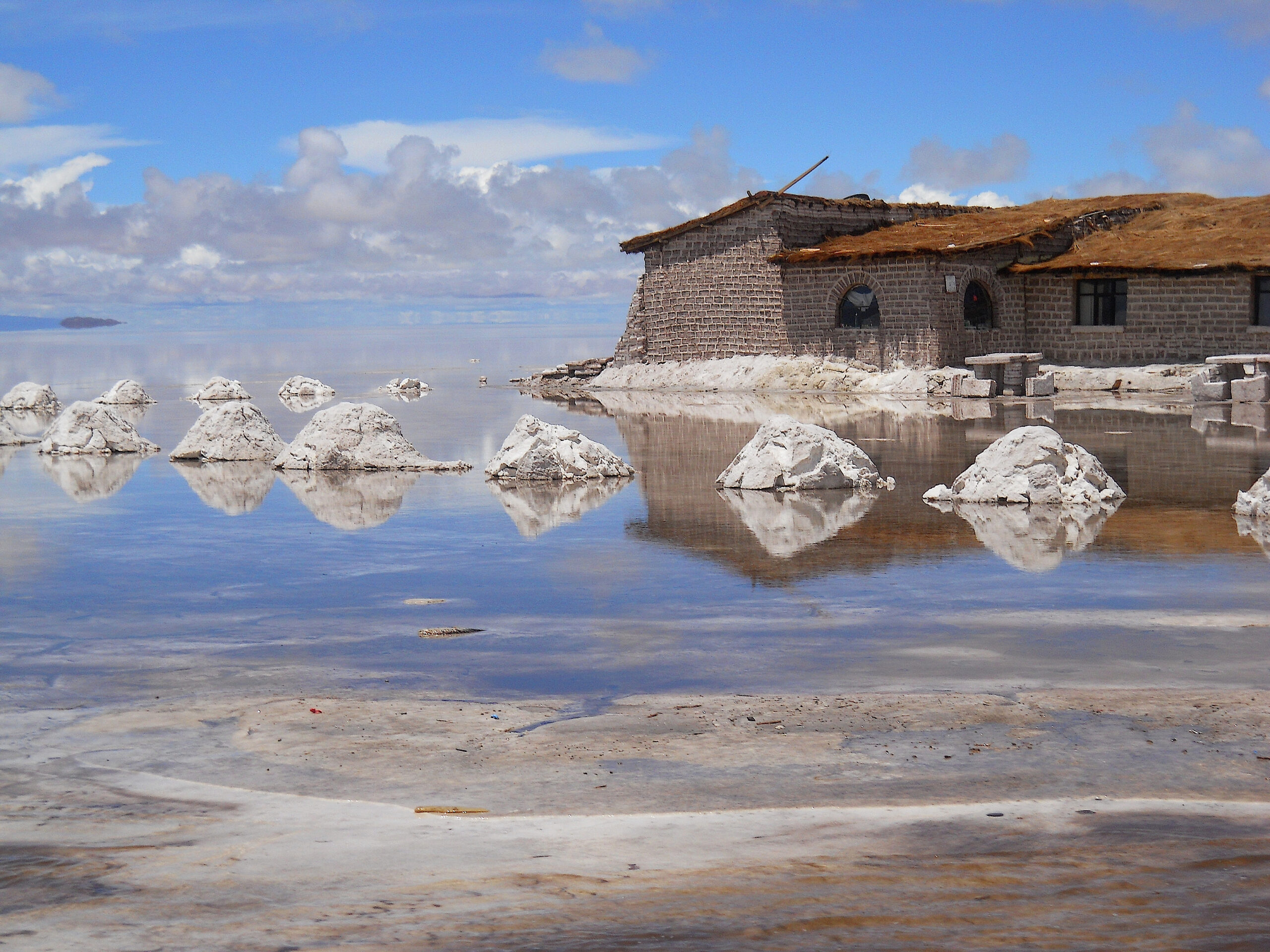 "salt flats Bolivia" by psyberartist is licensed under CC BY 2.0.
